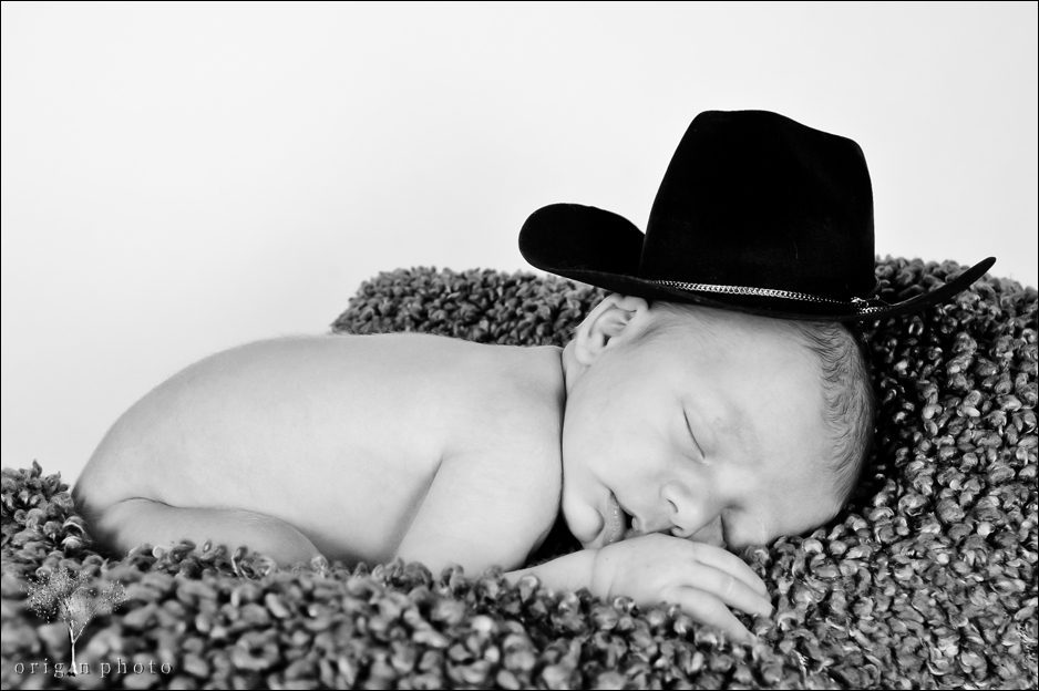 baby with cowboy hat