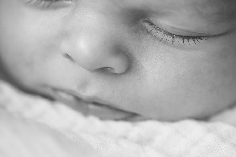 close-up-newborn-face-in-black-and-white