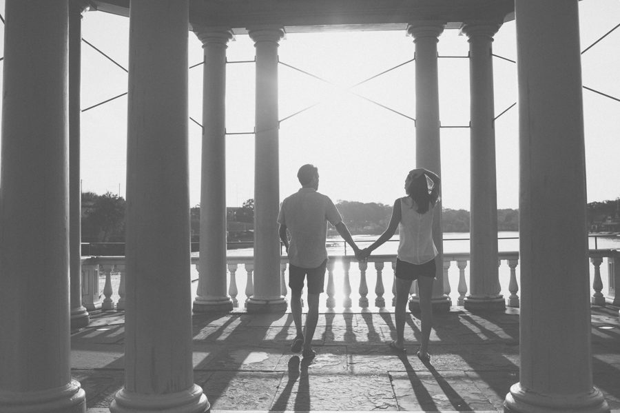 25-couple-holding-hands-black-and-white-photo