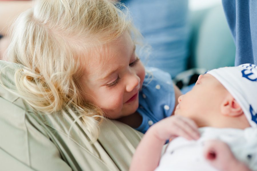 13-Newborn-boy-with-sister-lovingly-looking