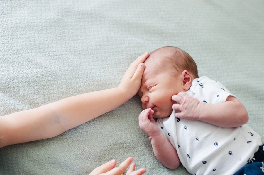 14-Newborn-boy-photo-session-with-sisters-hands