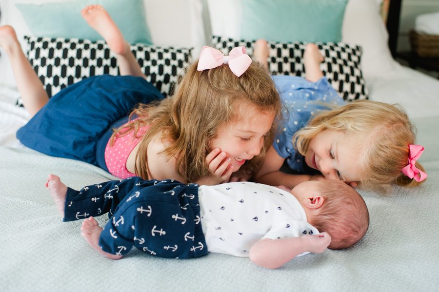 2-Newborn-boy-and-sisters