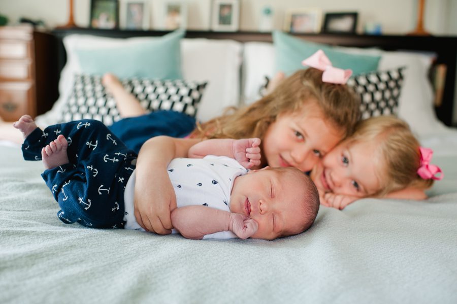 6-Newborn-boy-photo-session-with-two-sisters