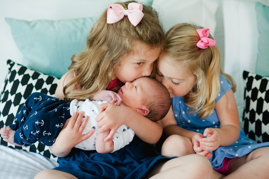 8-Newborn-boy-photo-session-with-sisters