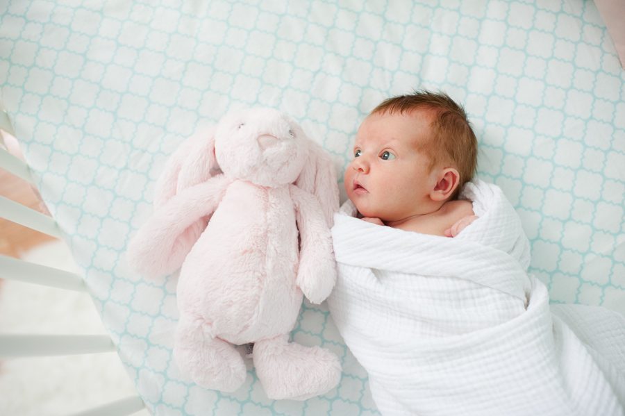 22-Newborn-girl-with-pink-bunny