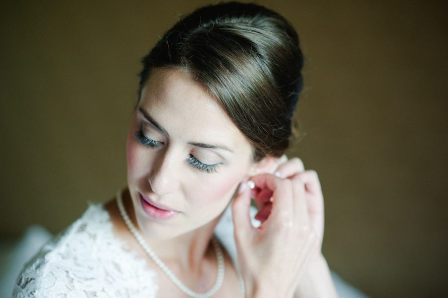 10-beautiful-bride-putting-on-earings