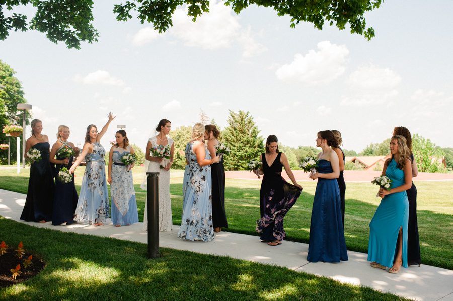 18-candid-photo-of-bridal-party