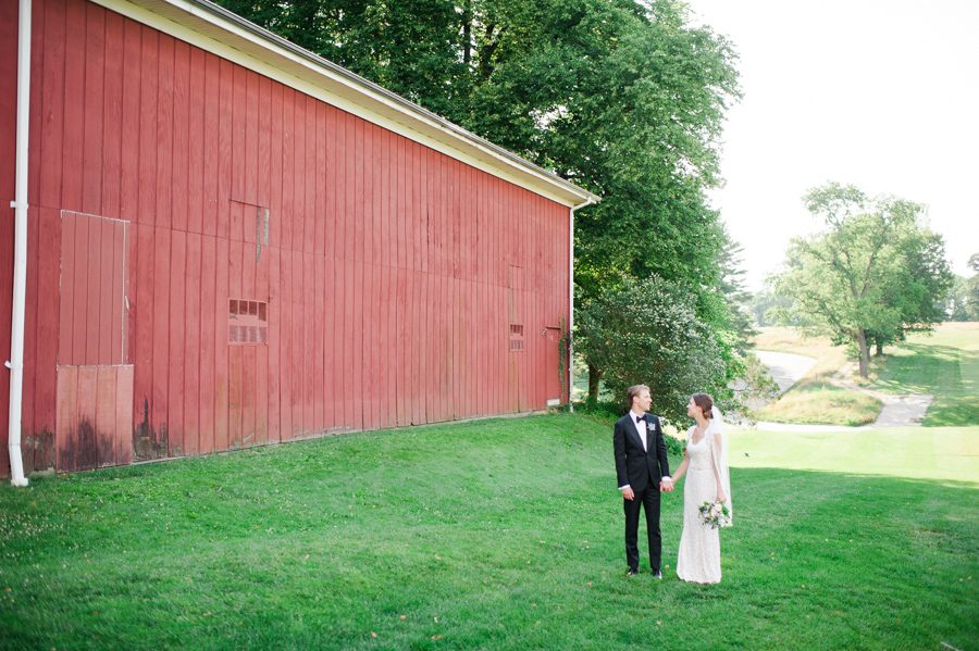 41-wedding-couple-with-red-barn